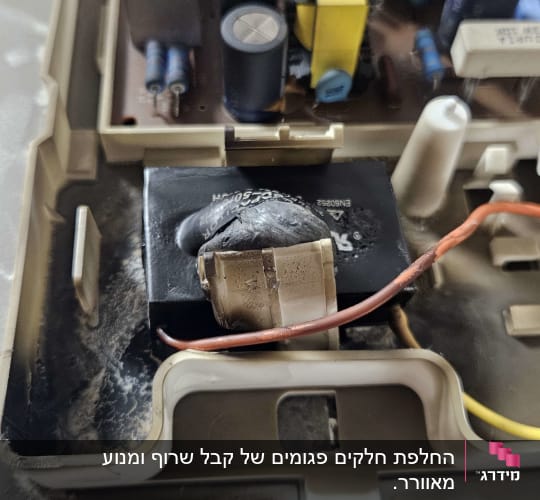 רכיבים אלקטרוניים על לוח מעגל מודפס